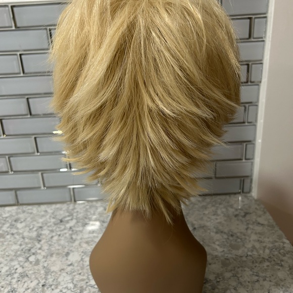 Sale! Sexy Blonde Short Layered Shaggy Bob Wig - Picture 5 of 7